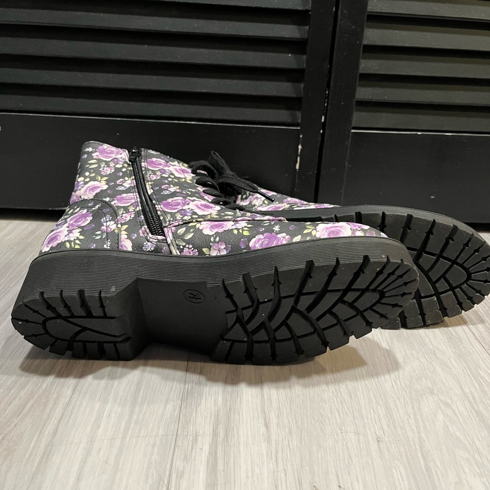 New Floral‎ Combat Boots with Purple Roses - Picture 4 of 4